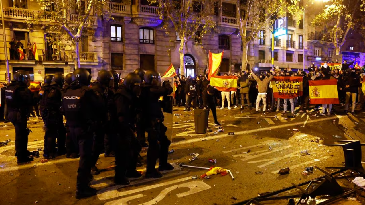 Protesta contra ley de amnistía desata caos frente a la sede del Partido Socialista Español en Madrid