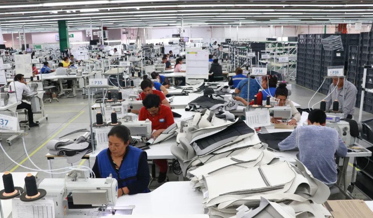 Sanciones de cárcel y multa a quienes cometan explotación laboral con jornadas laborales superiores al límite legal.