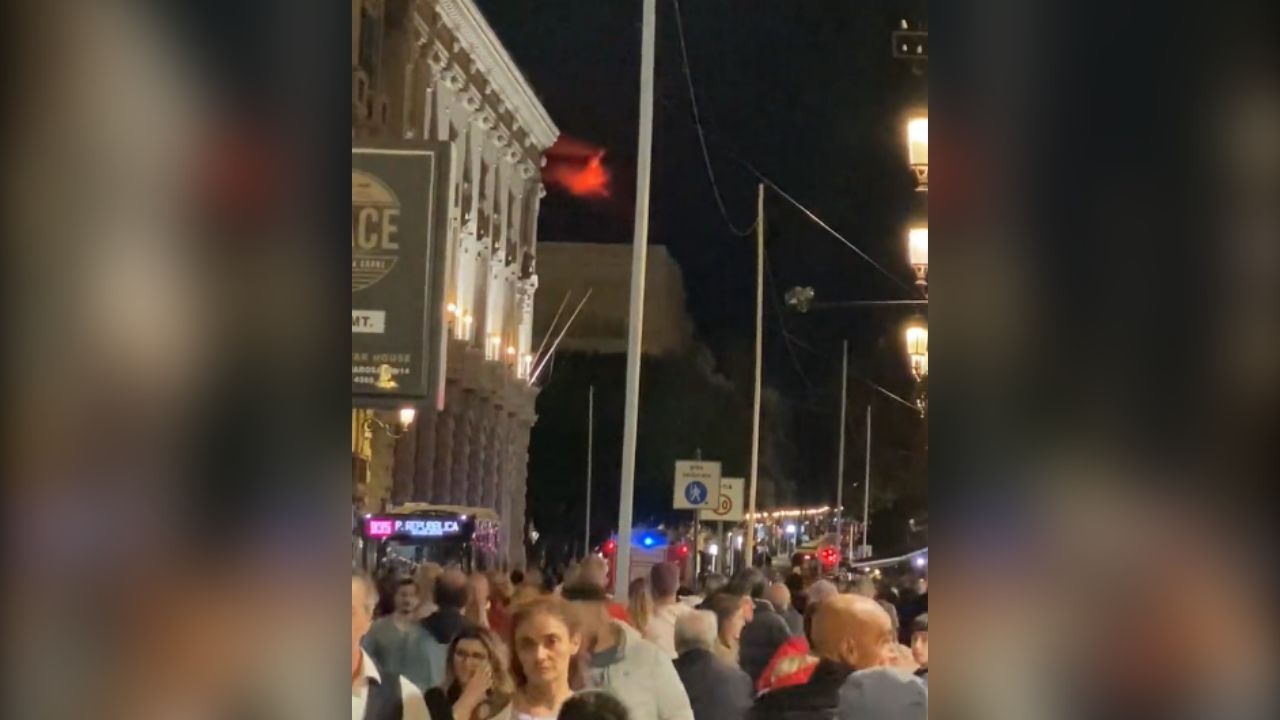 Volcán Etna expulsa lava y cenizas sobre cielo siciliano