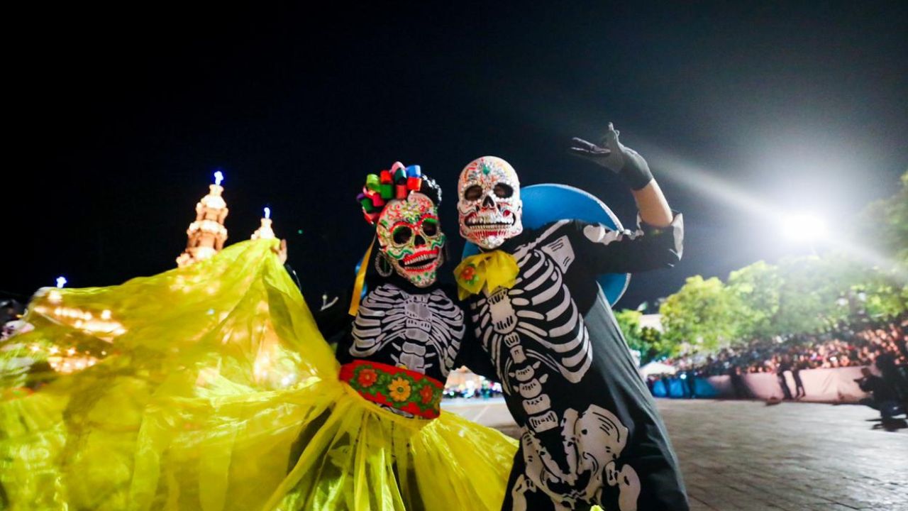 12 figuras alegóricas elaboradas por manos de artistas locales de Aguascalientes desfilaron en la edición 29 del Festival Cultural de Calaveras 2023