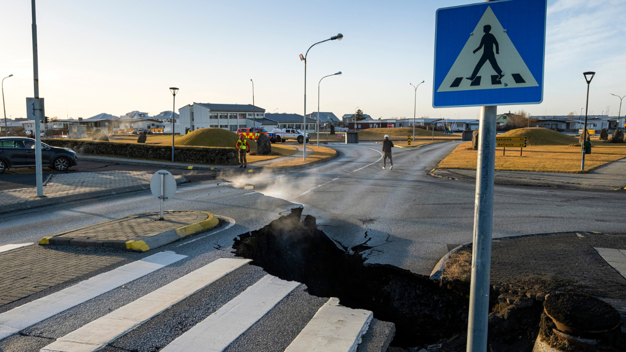 Habitantes de Grindavik, al suroeste de Islandia, salieron este fin de semana de la ciudad por medio de sus vehículos, tras los temblores causados por la actividad del volcán Fagradalsfjall.