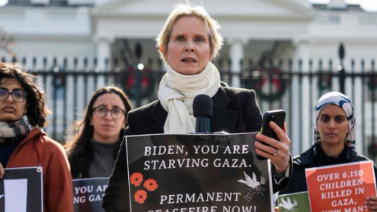 Foto:Captura de pantalla|Por el alto al fuego en Gaza, Cynthia Nixon de Sex and the City está en huelga de hambre