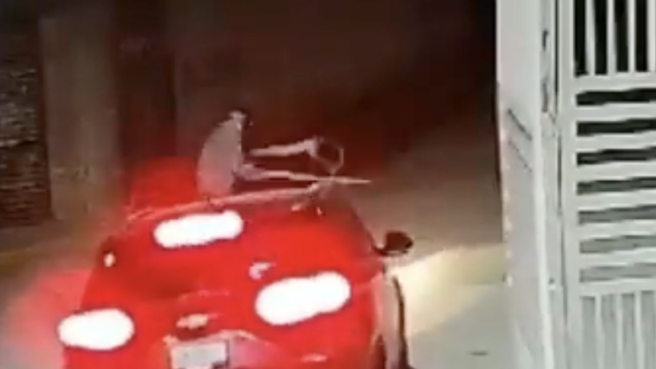 VIDEO: Policía golpea con un palo a mujer en Oaxaca