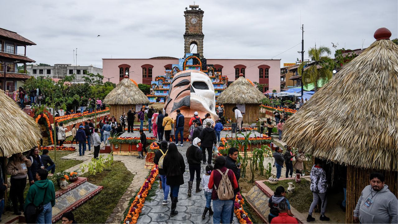 Julio Menchaca Salazar,reconoció el esfuerzo de mujeres y hombres que dedicaron meses de trabajo para la festividades del Xantolo 2023