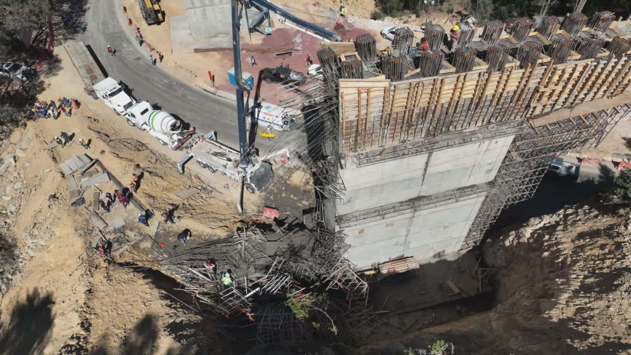 Durante este sábado 18 de noviembre se registró el colapso de un andamio en las obras que se realizan en la carretera Pachuca-Huejutla