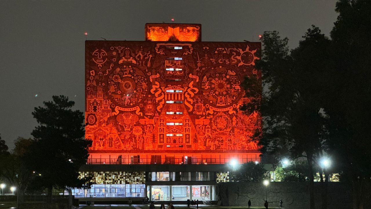 Se ilumina UNAM de naranja contra la violencia de género