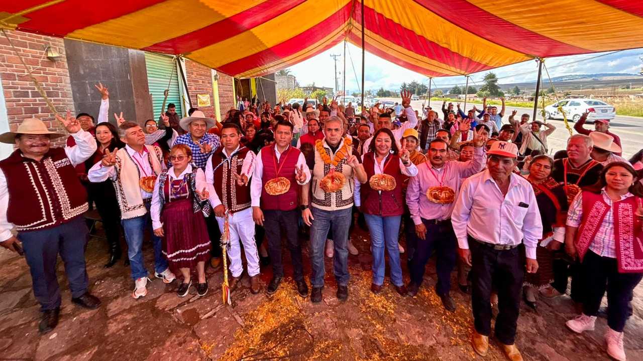 Fernando Vilchis, presidente municipal de Ecatepec, se reunió con artesanos indígenas a quienes ofreció espacios para comercializar productos