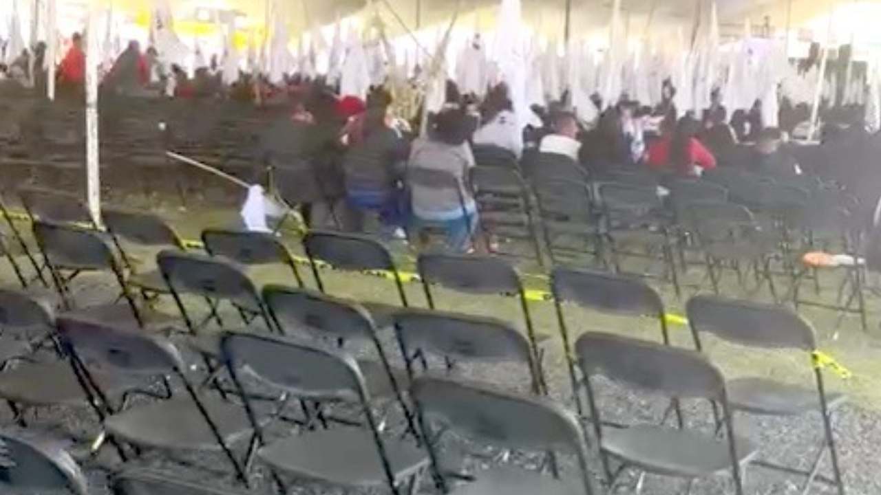 Miles de sillas se quedaron vacías durante el evento de presentación de la organización morenista Humanismo Mexiquense en Ecatepec