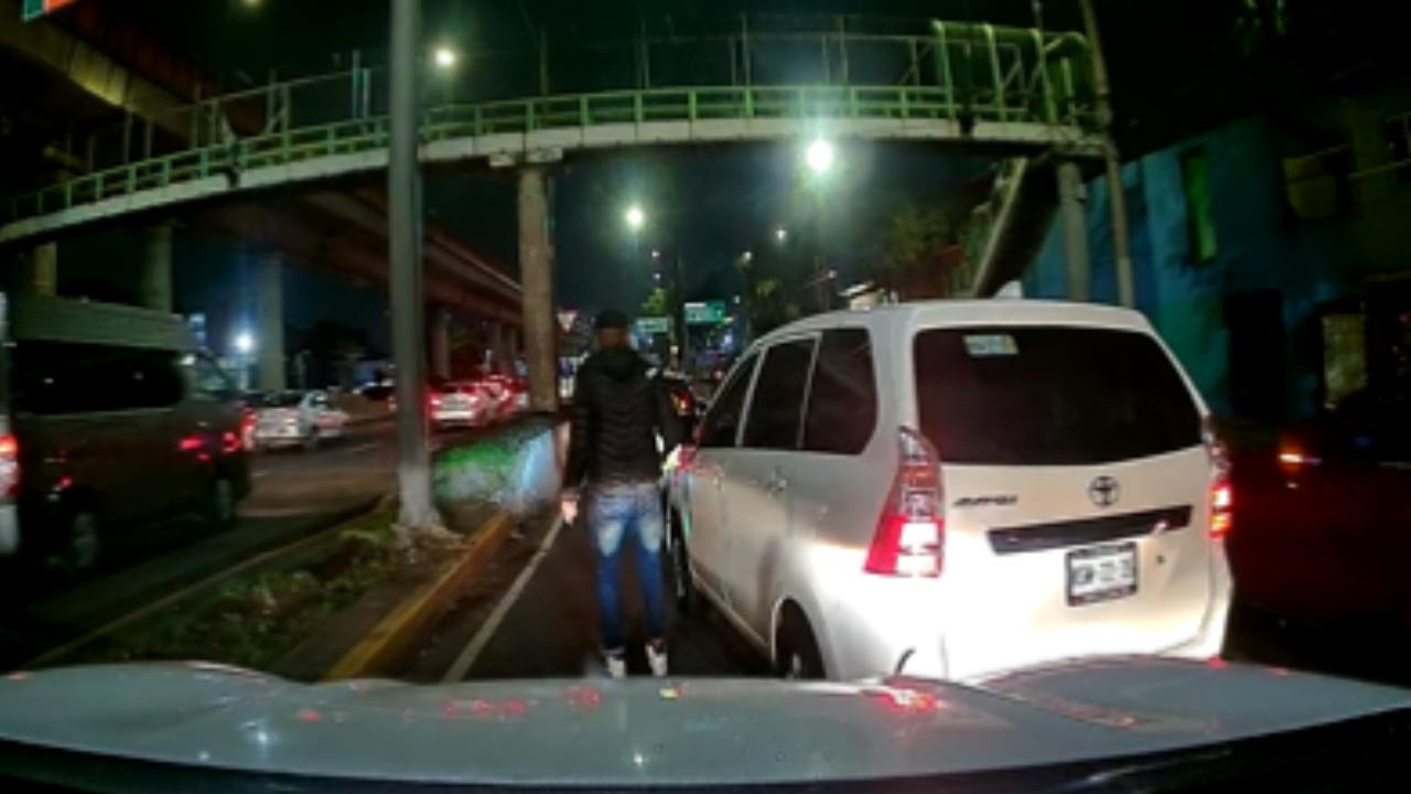 Sujetos fueron captados extorsionando en una avenida de la Ciudad de México, exigiendo a los automovilistas dinero para dejarlos pasar.