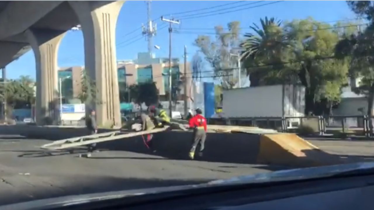 Foto:Captura de pantalla|¡Aguas! Caos en el periférico por caída de estructura metálica