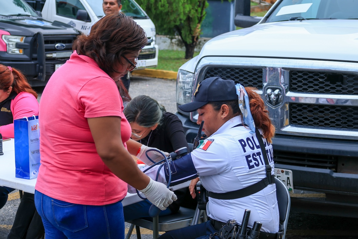 Foto: Cortesía | En la Feria de Servicios se llevaron a cabo tomas de glucosa, mediciones de presión arterial, asesoría psicológica, jurídica y de trabajo social