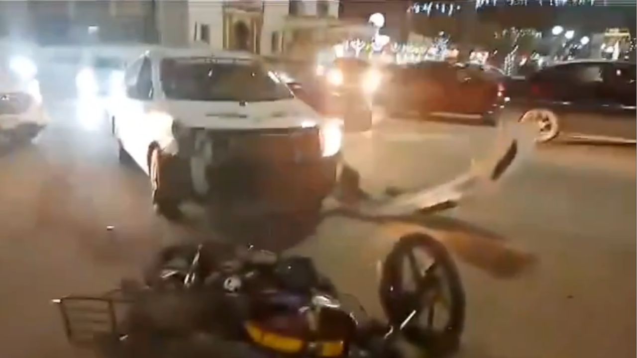 ¡Imágenes fuertes! Taxi y motociclistas chocan durante festejos por el América