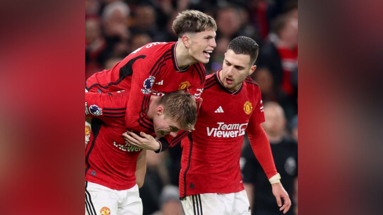 Con doblete de Garnacho Manchester United remonta al Aston Villa en el 'Boxing Day'