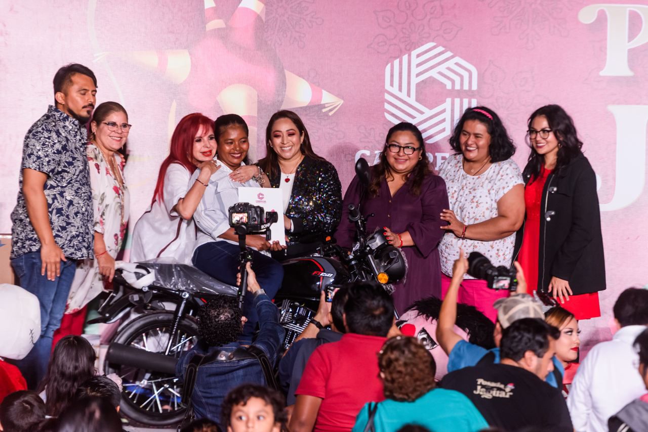 Foto: Cortesía / La gobernadora convivió con los miles de vecinos a quienes les deseó feliz Navidad. posada