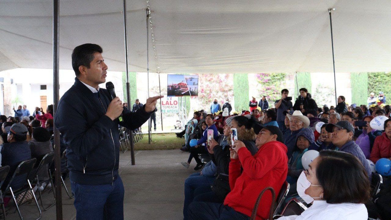 Durante su tercer día de precampaña, el exalcalde del municipio de Puebla, desayunó en el mercado de Chignahuapan y saludó a locatarios, habitantes y turistas.