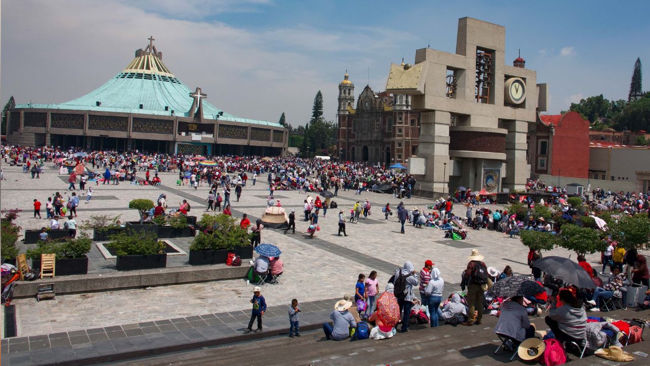 Los peregrinos visitan el templo en agradecimiento por las bendiciones ocurridas en el año