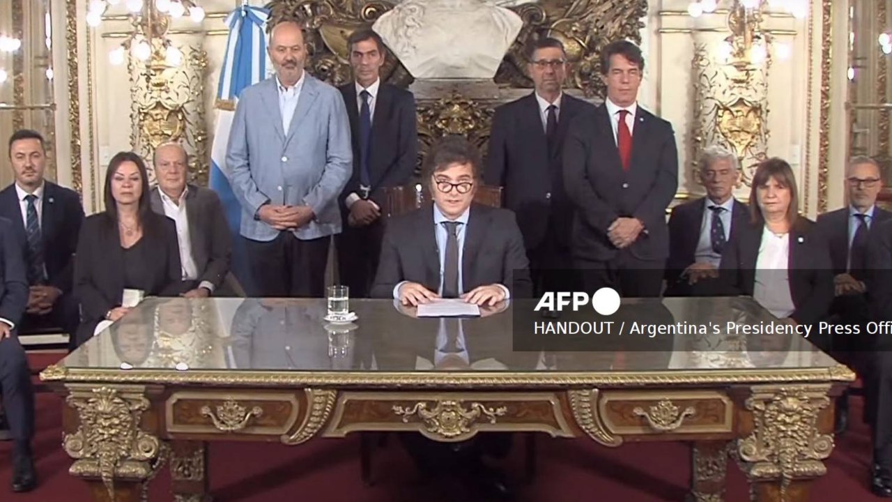 La principal central obrera de Argentina convocó a un paro general en rechazo a un decreto y proyectos del presidente Javier Milei