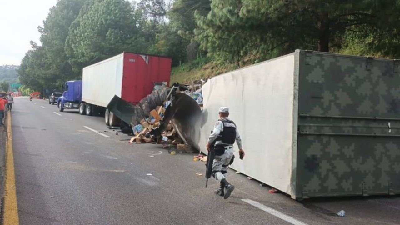 Vuelca tráiler de la Sedena en la México-Cuernavaca; llevaba víveres a Guerrero