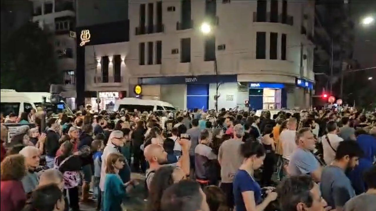 Ciudadanos salen a protestar en Buenos Aires ante medidas de Javier Milei