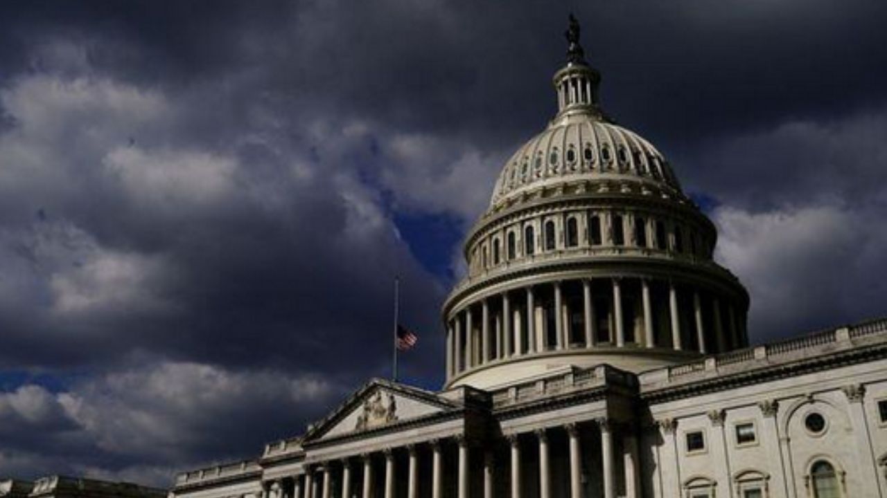 Preseunto asesor del Senado de los Estados Unidos se grabó mientras mantenía relaciones al interior de una sala de juntas del recinto legislativo