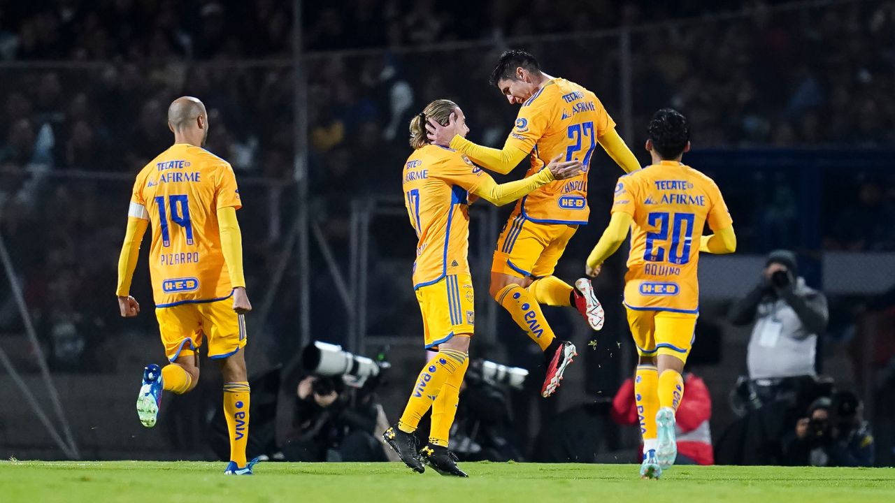 Tigres saca ventaja mínima sobre Pumas en Ciudad Universitaria