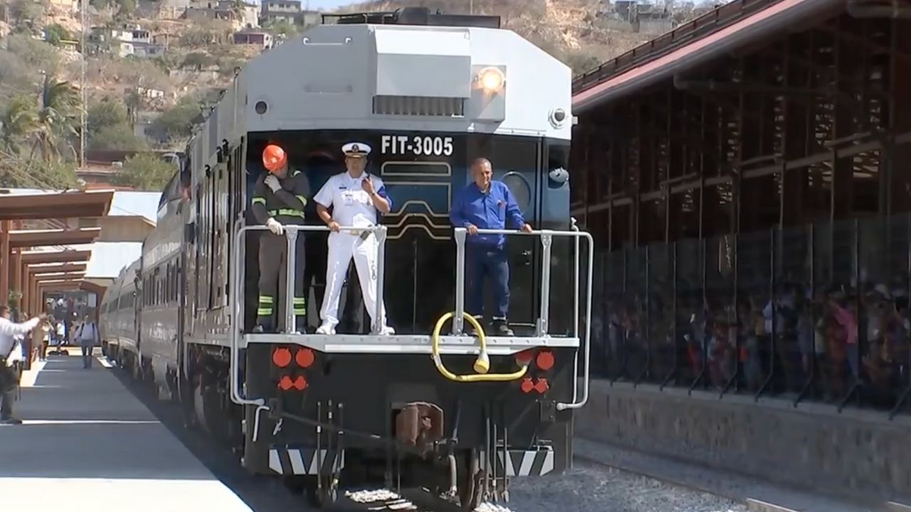 AMLO en recorrido inaugural del Tren Interoceánico del Istmo.