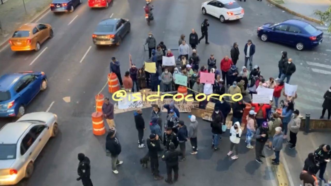 Foto:Captura de pantalla|VIDEO: Por falta de agua, vecinos bloquean el Eje 5 Sur