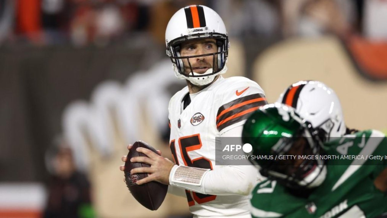 El mariscal de campo, Joe Flacco, se convirtió en el héroe de Cleveland al asegurarles un lugar en playoffs.