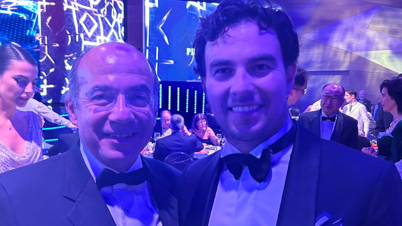 Felipe Calderón asistió a la premiación de la FIA, en el que le darían un reconocimiento al piloto mexicano Sergio 'Checo' Pérez