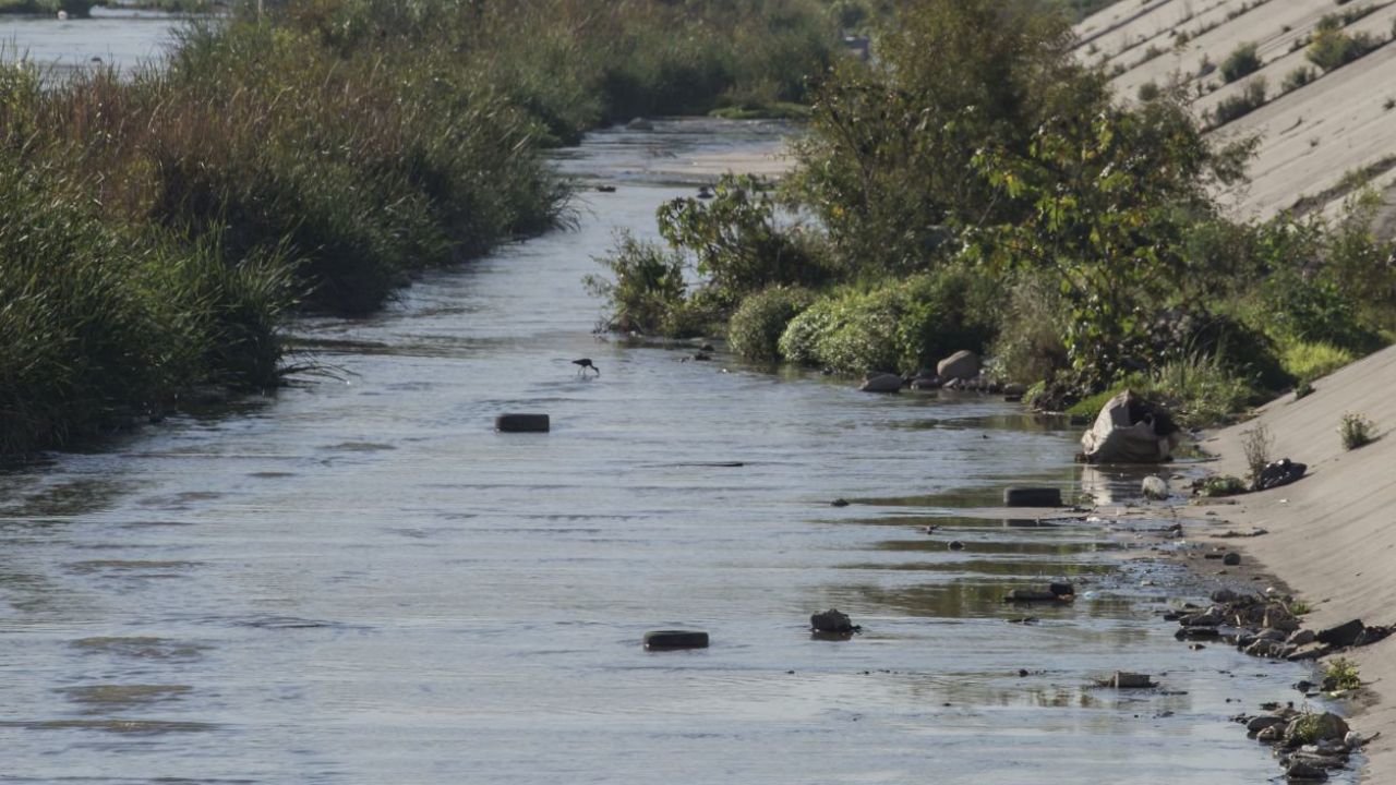 Foto:Cuartoscuro|Hombre en estado de ebriedad cae a un canal de aguas negras