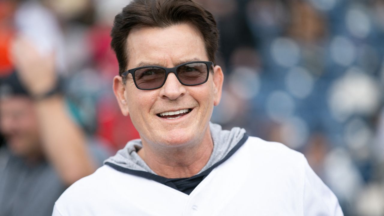 El actor estadounidense, Charlie Sheen, fue atacado en su lujosa casa en Malibú, California, informó la policía este viernes