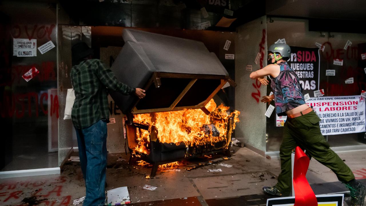 Integrantes de colectivos prendieron fuego a la fachada de la Secretaría de Salud en Polanco, para exigir medicamentos gratuitos por el VIH