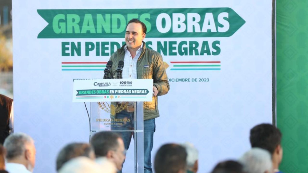 Durante su recorrido por Coahuila, ahora como gobernador, Manolo Jiménez comenzó el plan de los primeros 100 días y entregó sus primeras obras