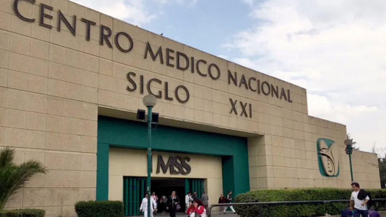 Colegas de médica residente de anestesiología del IMSS bloquearon la vialidad en Centro Médico Siglo XXI, para exigir la liberación de la joven acusada de robo y trafico de medicamentos