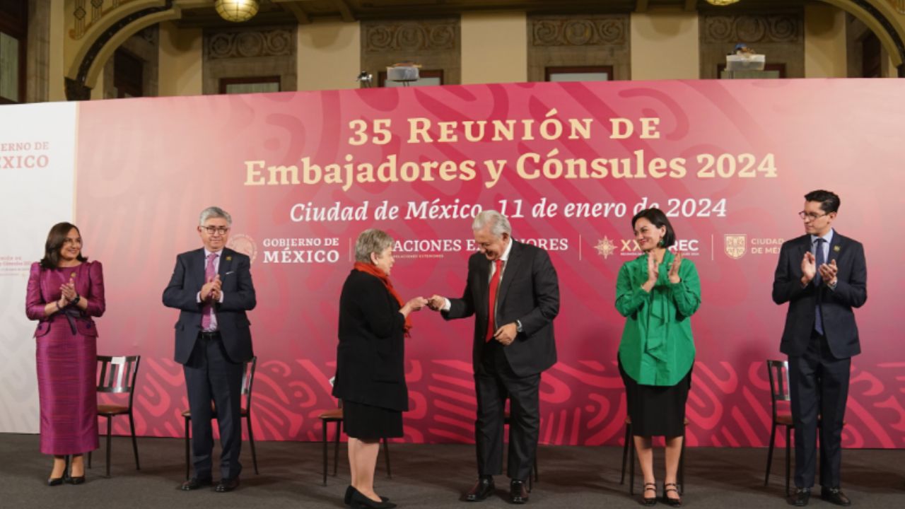 AMLO se reunió este jueves con mujeres y hombres que representan a México de manera responsable y digna como parte de las actividades de la XXXV REC 2024