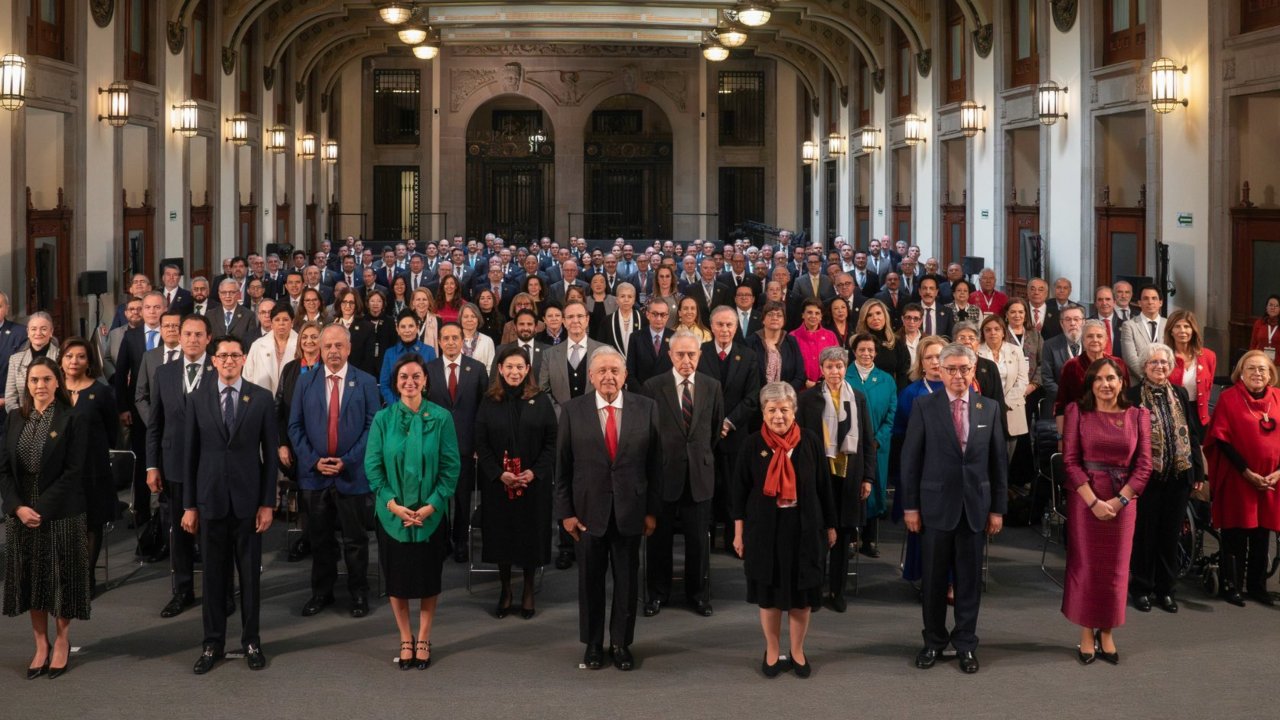 En reunión con embajadores y cónsules mexicanos, AMLO pidió “poner en alto” a México y defender a connacionales en el extranjero