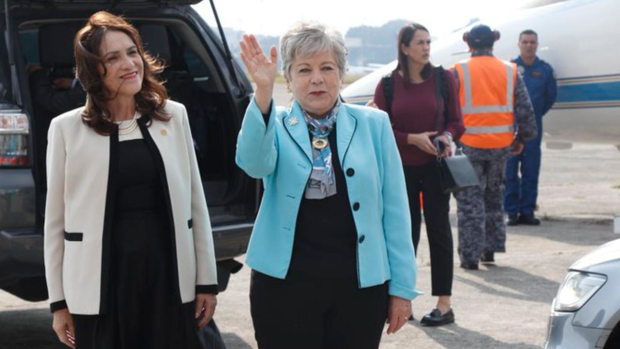 La canciller Alicia Bárcena concluyó su gira de trabajo en Arizona con una reunión de trabajo con la gobernadora del Estado, Katie Hobbs