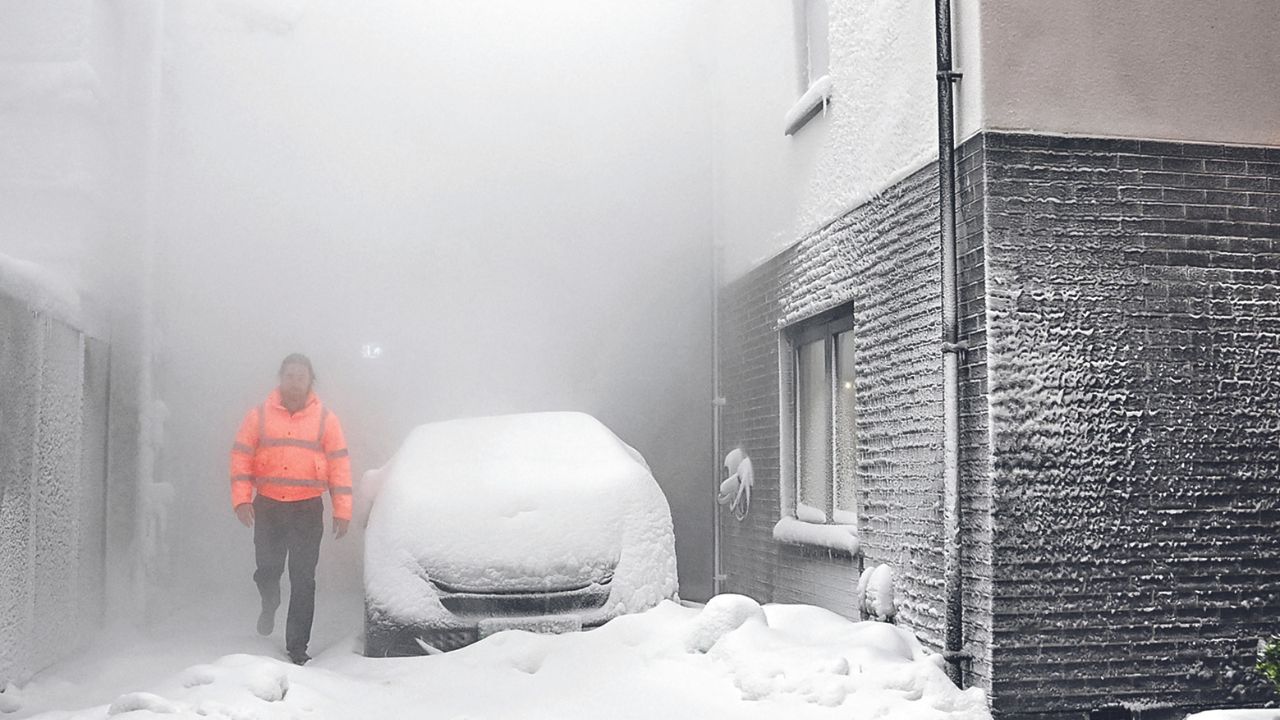 PREVENCIÓN. En la Universidad de Salford, al noreste de Inglaterra, simulan tormentas de nieve para desarrollar futuras soluciones de calefacción.