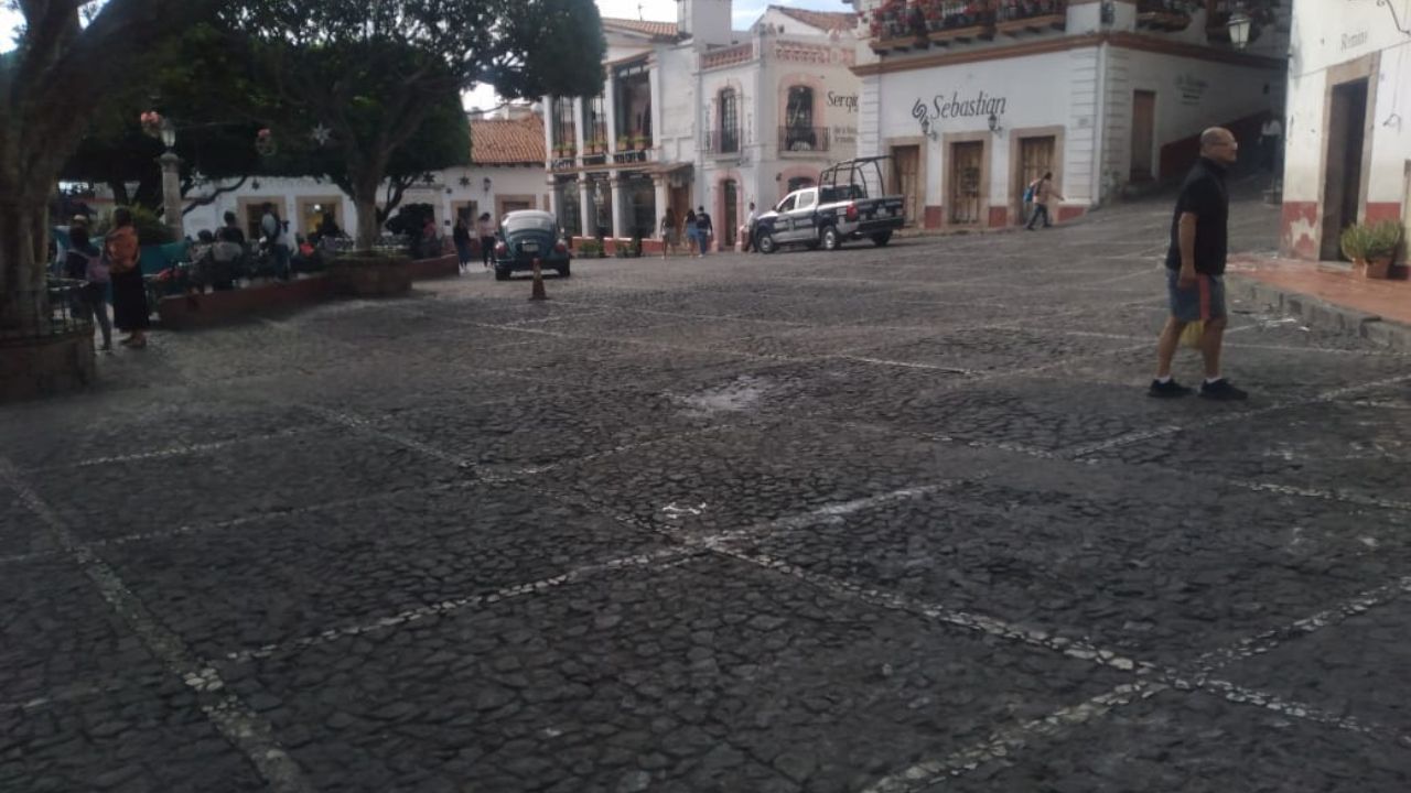 ECO. El municipio lució desierto, sólo se ve poca gente y algunos automóviles particulares estacionados sobre las calles empedradas.