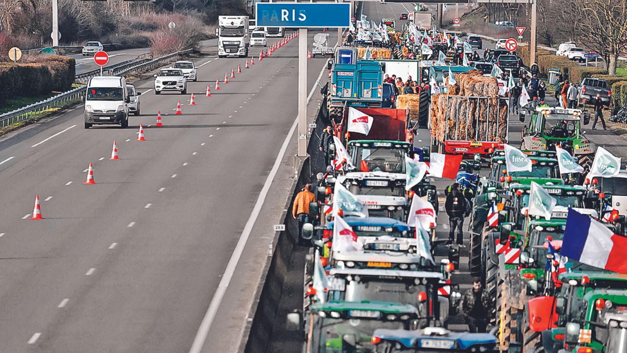 PARO. Los trabajadores bloquearon ayer con tractores la autopista A6 cerca de Villabé.