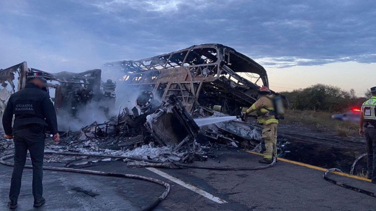 Tragedia carretera en Elota, 19 calcinados y 22 heridos: fiscal Al menos 19 personas calcinadas y 22 heridas fue el saldo de un accidente carretero en Elota, Sinaloa, de acuerdo con el último reporte de la Fiscalía General del estado. Sara Bruna Quiñones, titular de la dependencia, apuntó que será difícil identificar a los siniestrados por las condiciones en las que se encuentran. Detalló que durante horas, peritos recogieron los indicios de muerte; con triángulos amarillos, de la A a la R, donde ubicaron a algunos niños. Añadió que quienes siguen buscando a sus familiares en las listas de sobrevivientes y que aún no han tenido suerte deberán realizarse pruebas de ADN y cotejar con los acaecidos. Por su parte, el director de Protección Civil del Estado, Roy Navarrete Cuevas, precisó que el autobús partió con 37 pasajeros a bordo y en el trayecto se sumaron diez. A las 5:00 horas de este martes, un tráiler y un autobús de pasajeros se impactaron en la autopista Mazatlán-Culiacán, en Elota. / 24 HORAS PIE DE FOTO: INDAGATORIAS. La identificación de las víctimas será complicada debido al estado de los cuerpos, apuntó la autoridad.