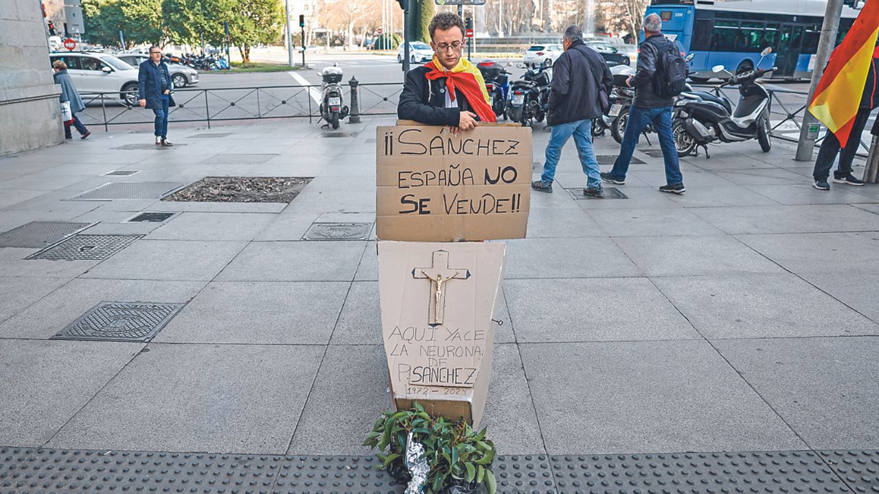 RECLAMO. Un manifestante protestó ayer a las afueras del Congreso de España, mientras Pedro Sánchez se encontraba en la votación de la polémica ley de amnistía de su gobierno.