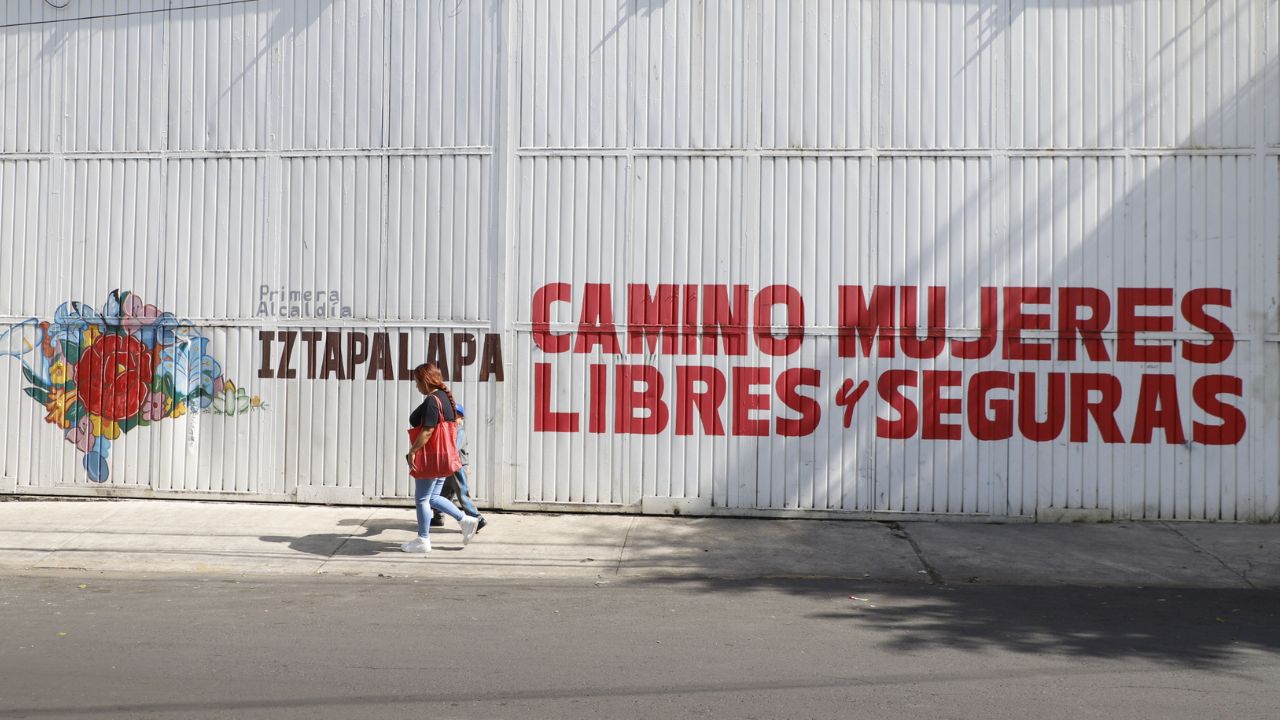 Vigilancia. Las cámaras de vigilancia instaladas en los caminos seguros en Iztapalapa monitorean todo el tiempo las calles para inhibir los ilícitos.