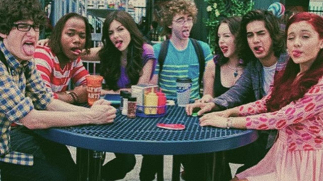 Fotografía del elenco de Victorious detrás de cámaras.