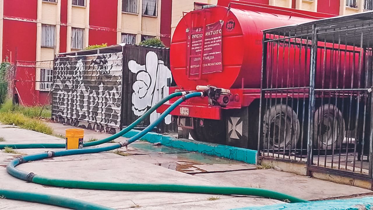 Medidas. Con la repartición de pipas con agua en colonias afectadas y el tandeo en diez alcaldías, el Gobierno enfrenta el desabasto. Medidas. Con la repartición de pipas con agua en colonias afectadas y el tandeo en diez alcaldías, el Gobierno enfrenta el desabasto. 