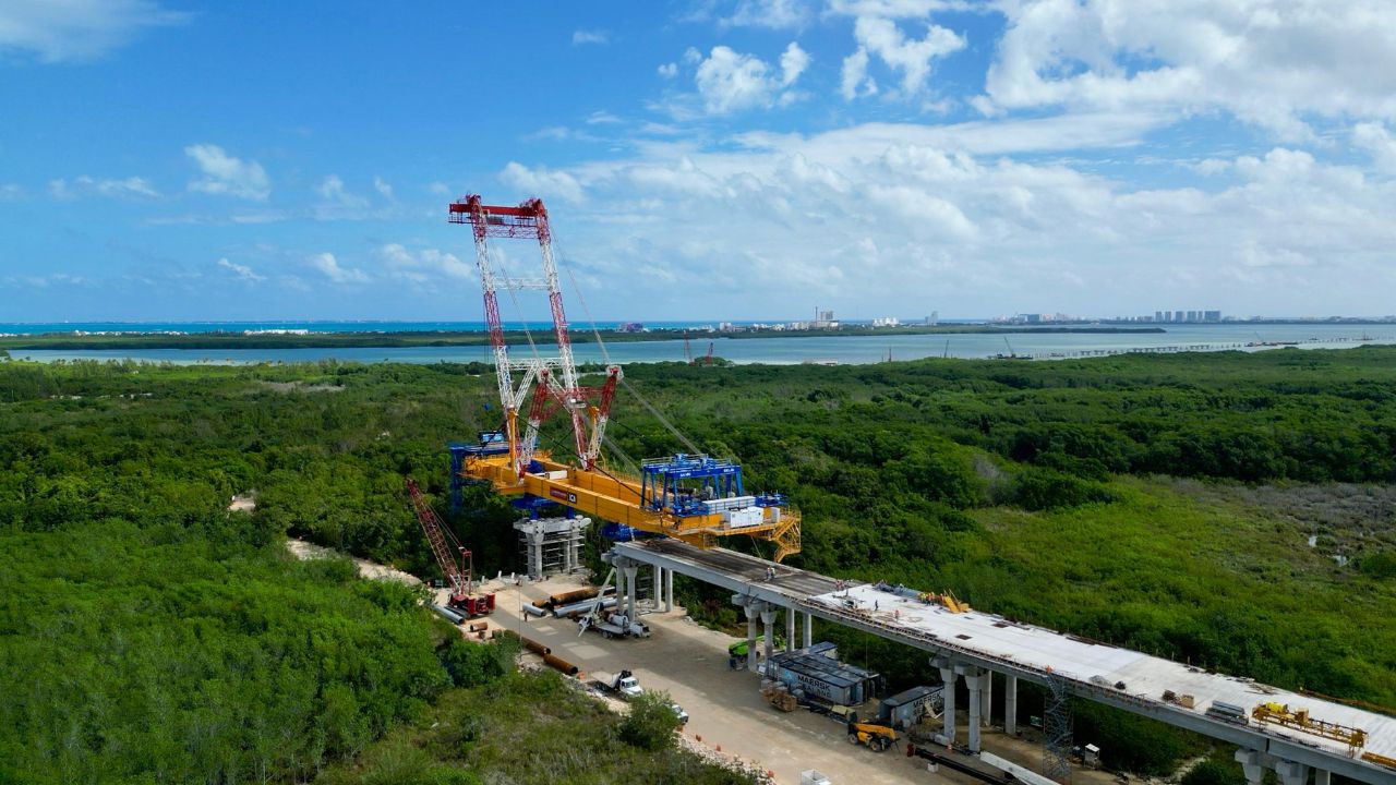 DETALLES. Conectará a Cancún con la zona hotelera y comprende un puente vial de dos carriles de 8.7 kilómetros de extensión, más acotamientos y una ciclopista.