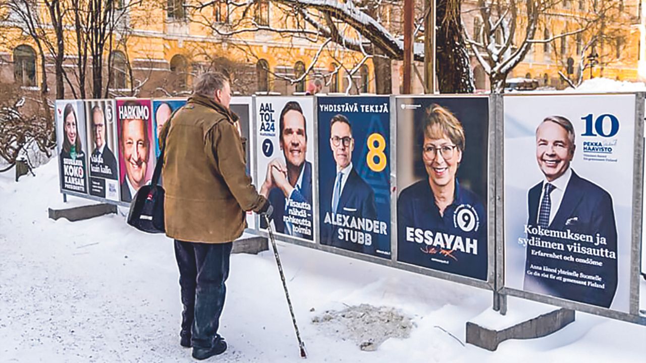 OPCIONES. Un ciudadano finlandés observa los carteles de campaña de las distintas opciones para Presidente, antes de la primera vuelta que se realizó ayer, donde Alexander Stubb y Pekka Haavisto obtuvieron la mayoría de votos en la elección.