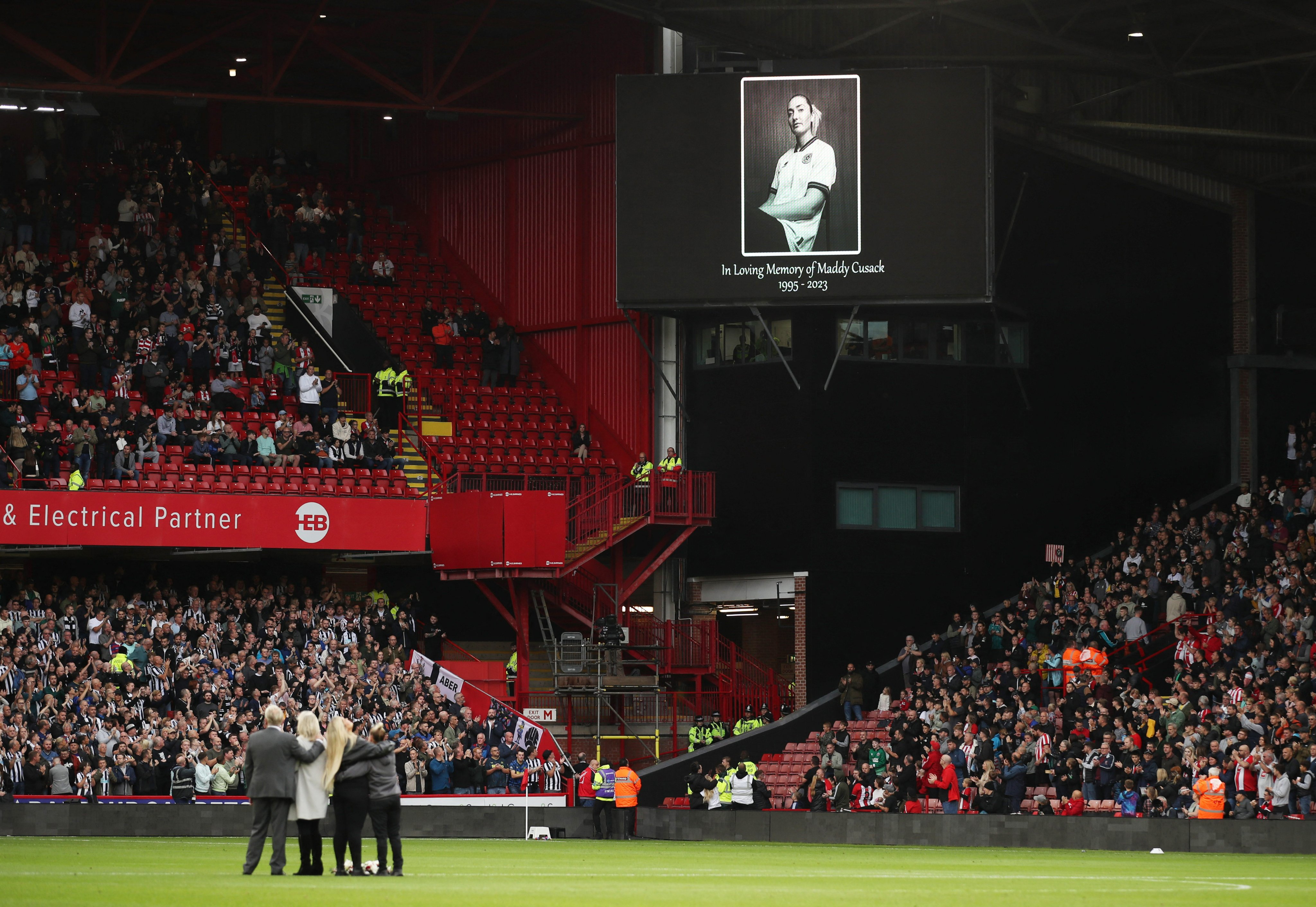 Homenaje realizado a Maddy Cusack luego de su muerte en el estadio del Sheffield United.