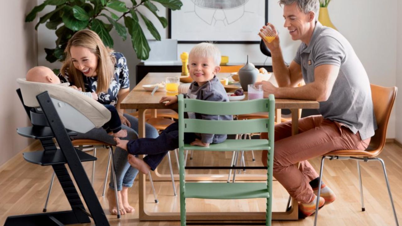 Stokke ofrece una gama de productos ergonómicos y adaptables para las diversas etapas de crecimiento infantil.