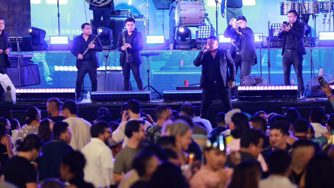 Éxito rotundo el Gran Baile de Año Nuevo en Isla Mujeres Pueblo Mágico